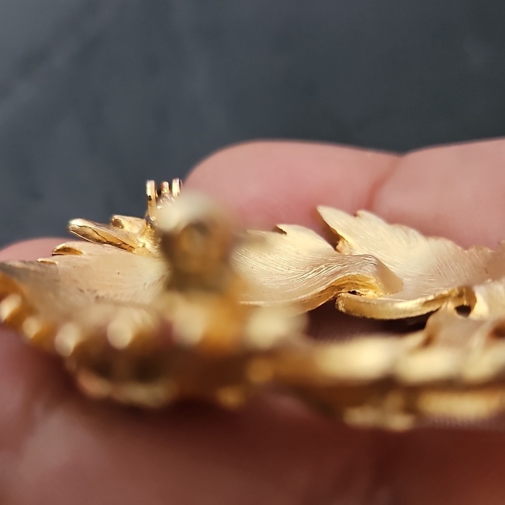 Vintage Crown Trifari Textured Leaves Gold Tone Brooch Pin - Picture 5 of 10